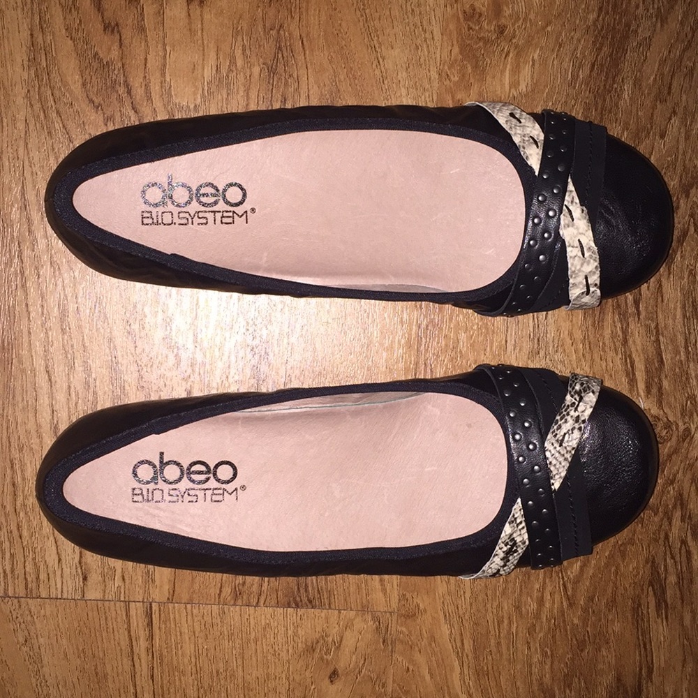 Abeo size 8 flats